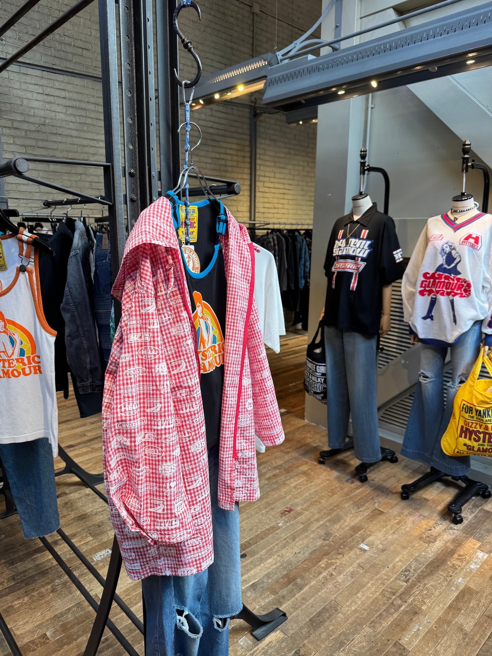 HYSTERIC GLAMOUR 오사카 매장 안의 로고와 그래픽 의류 진열