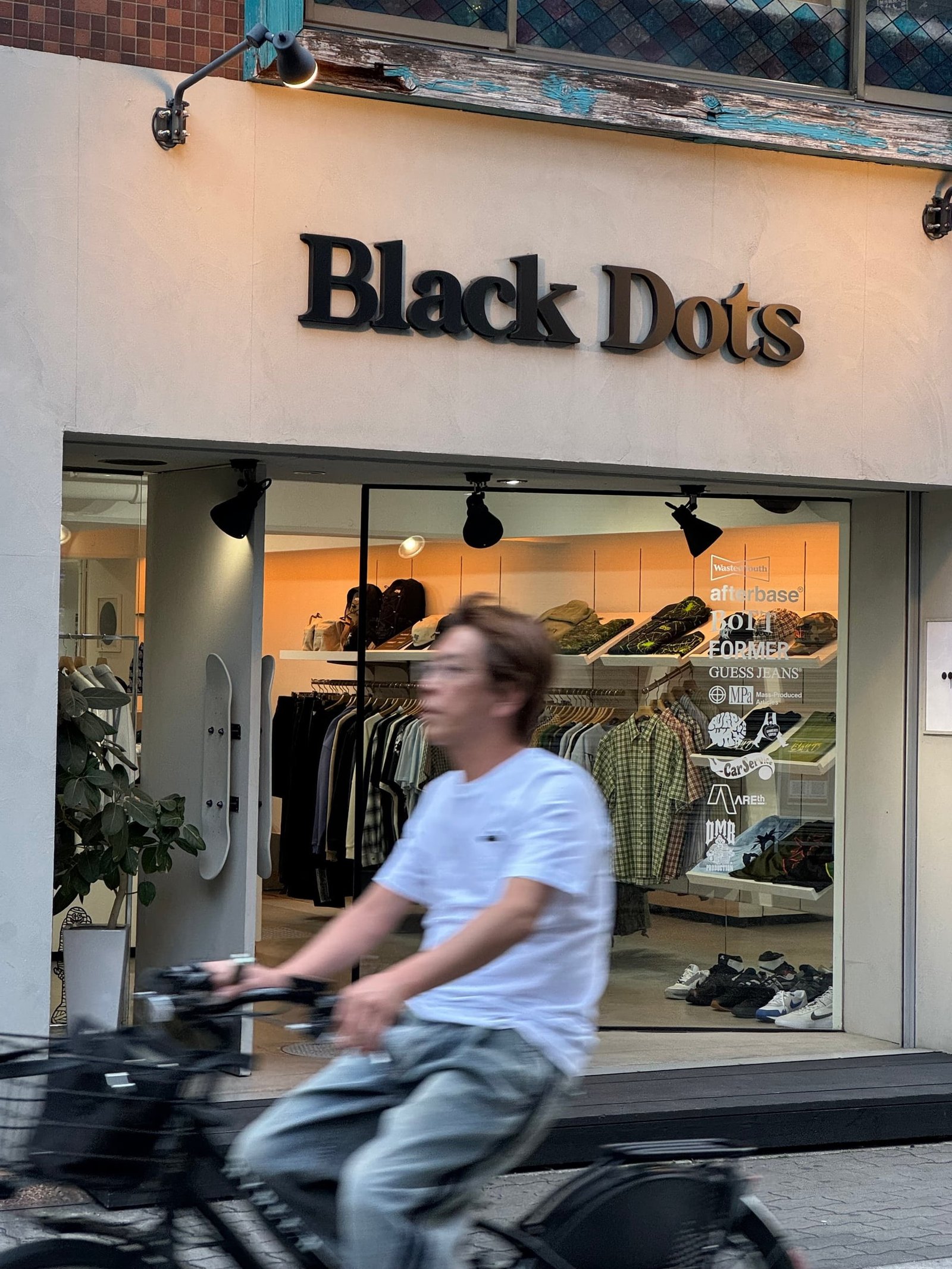 니시신사이바시 Black Dots 간판이 보이는 매장 외관