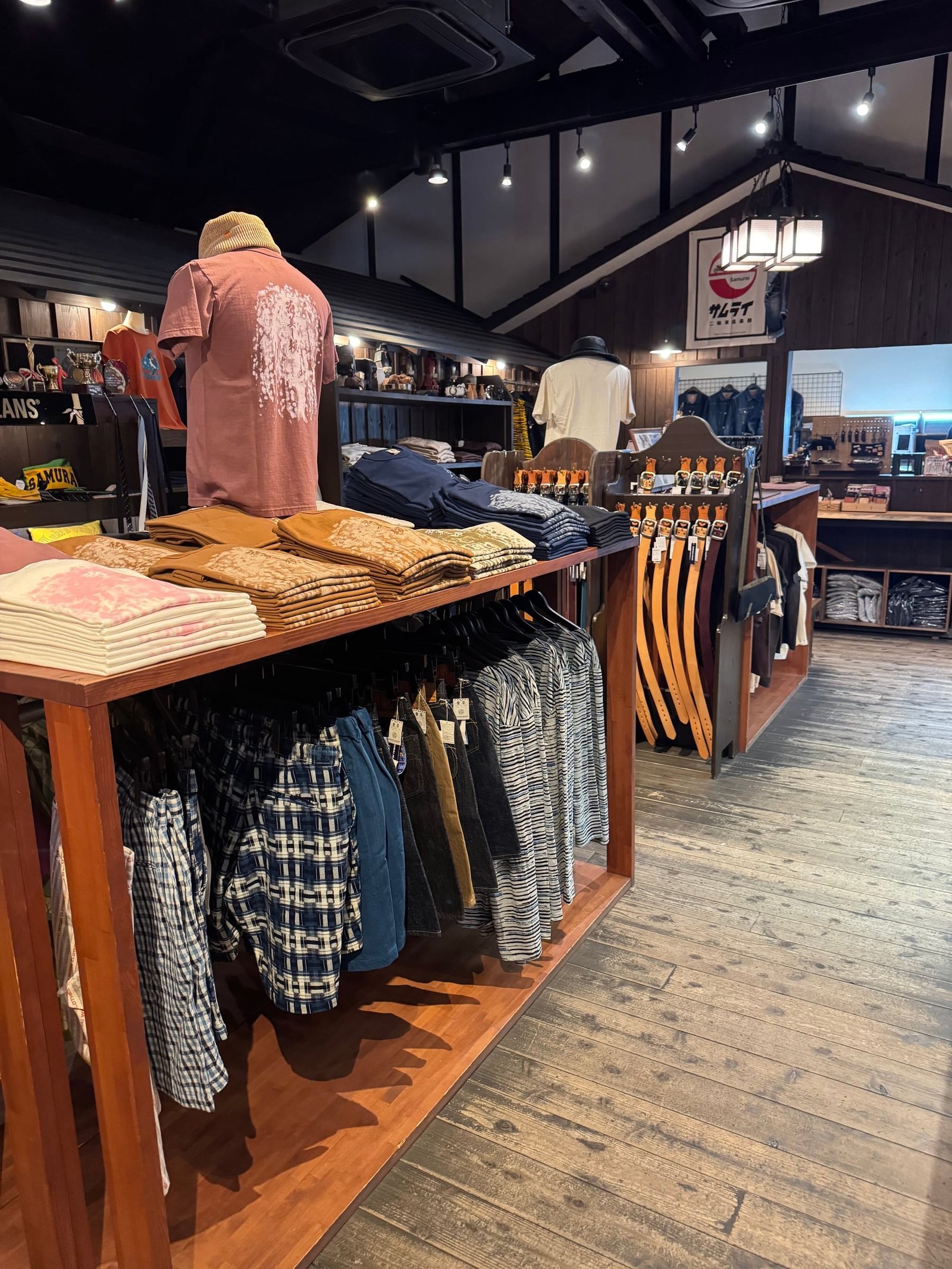 SAMURAI JEANS 오사카 우메다 본점 안의 티셔츠와 벨트 진열