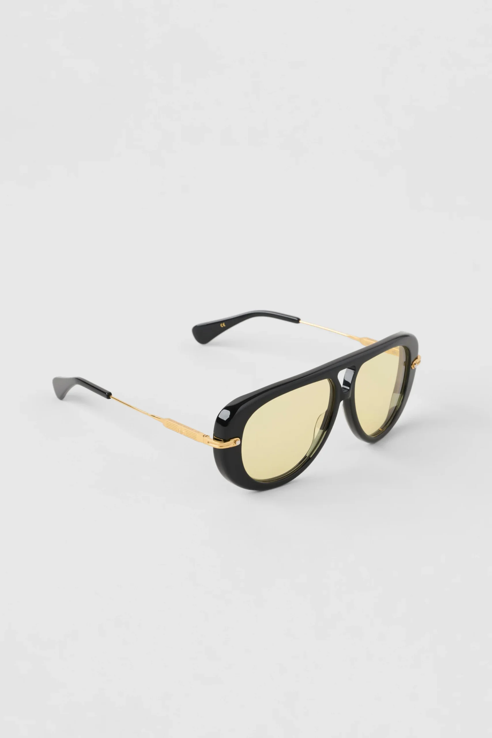 블랙과 옐로 조합의 ALO Aviator 선글라스