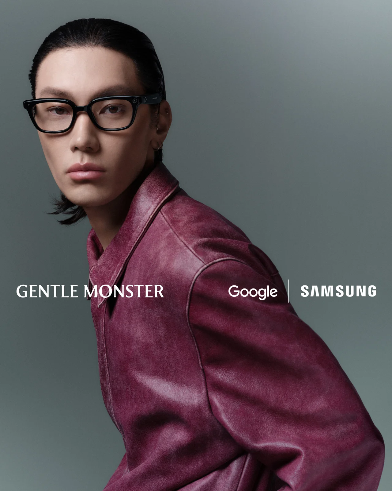 버건디 재킷과 젠틀몬스터 Intelligent Eyewear를 착용한 모델