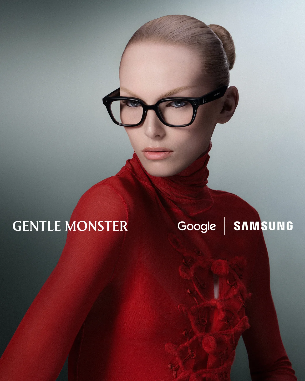 붉은색 의상과 젠틀몬스터 Intelligent Eyewear를 착용한 여성 모델