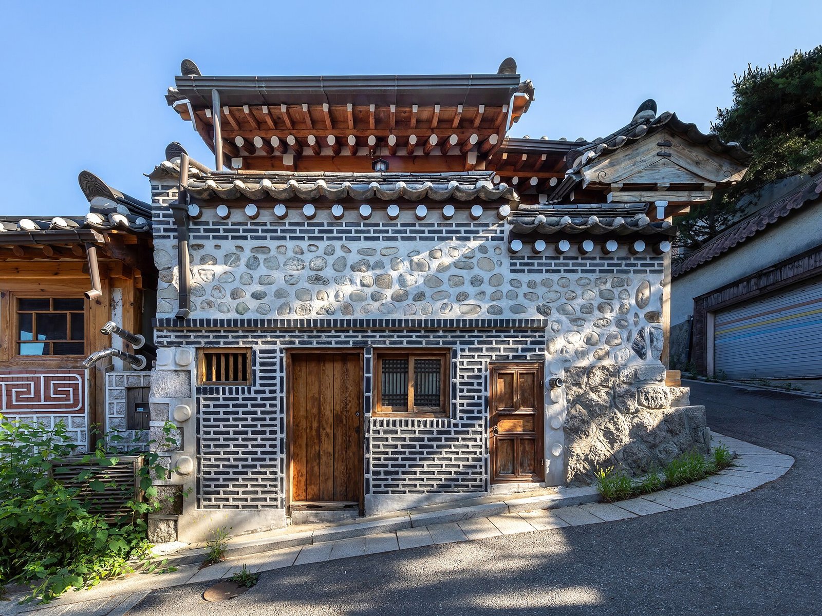 북촌의 경사진 골목에 자리한 전통 한옥