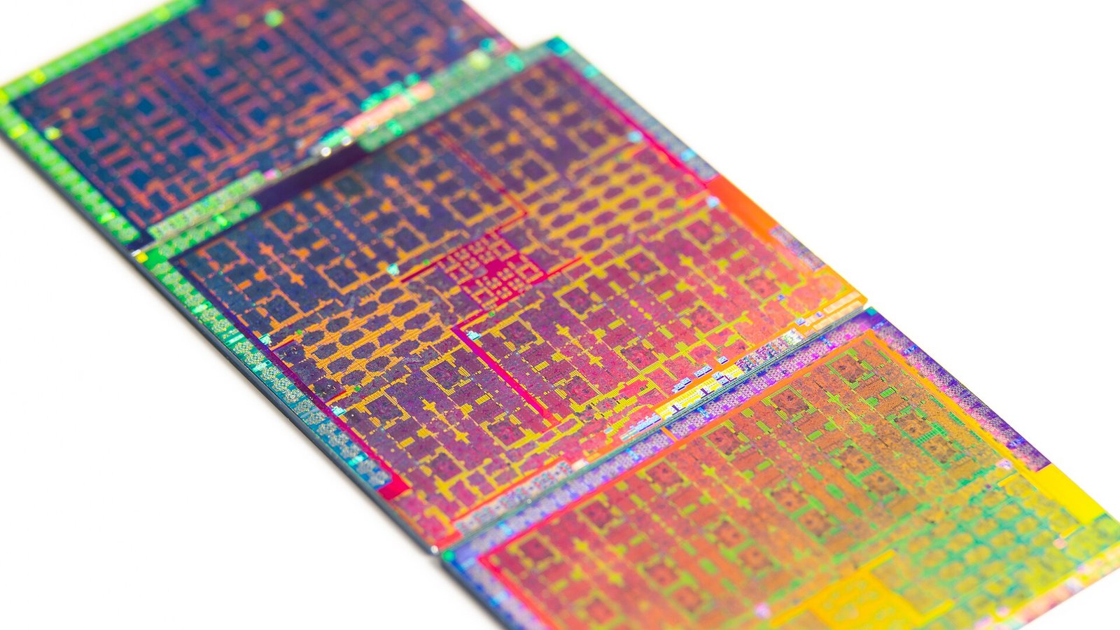 기판 위에 놓인 여러 종류의 GPU 칩