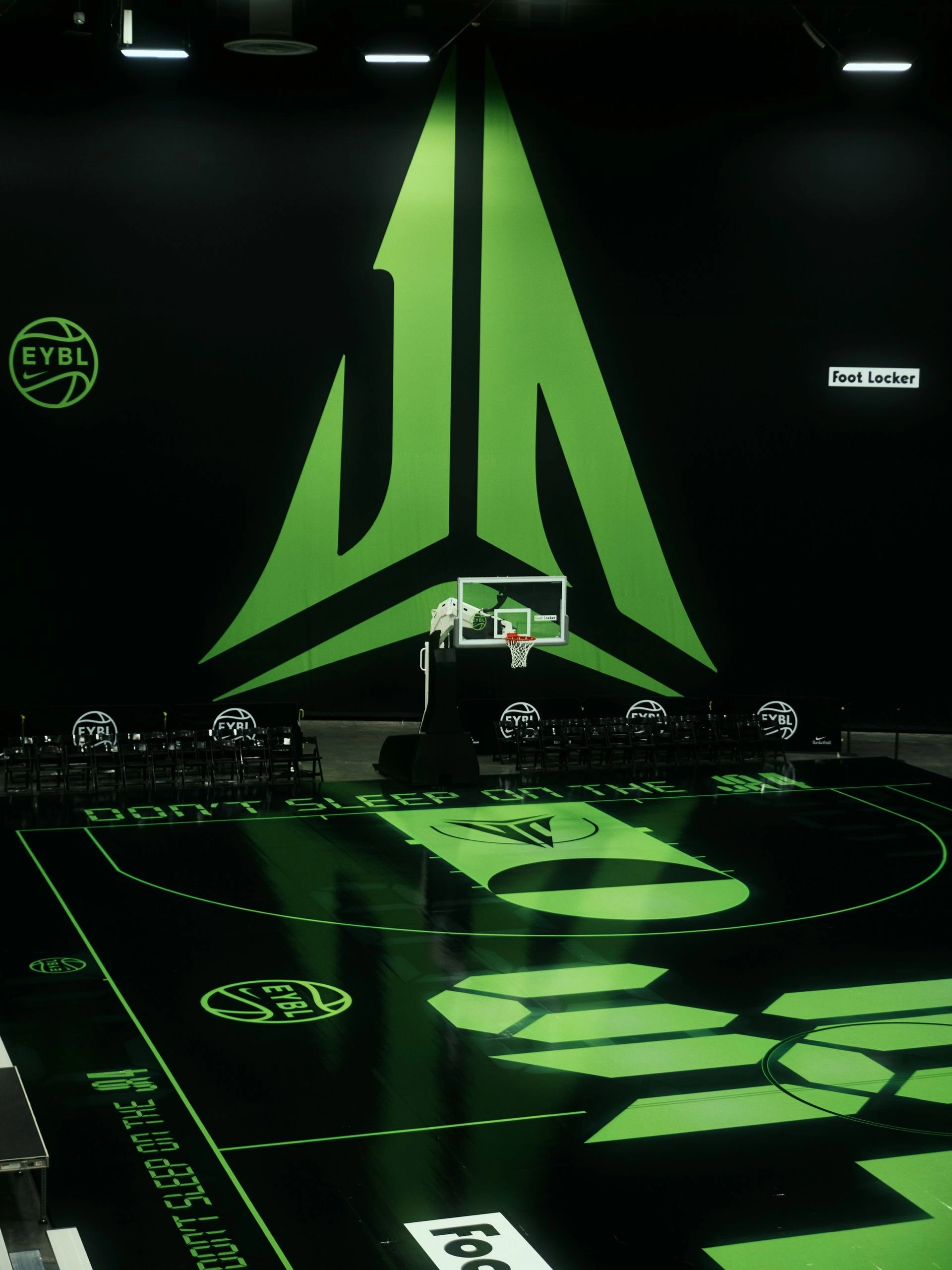 EYBL 자 모란트 코트의 세로 구도 공식 사진