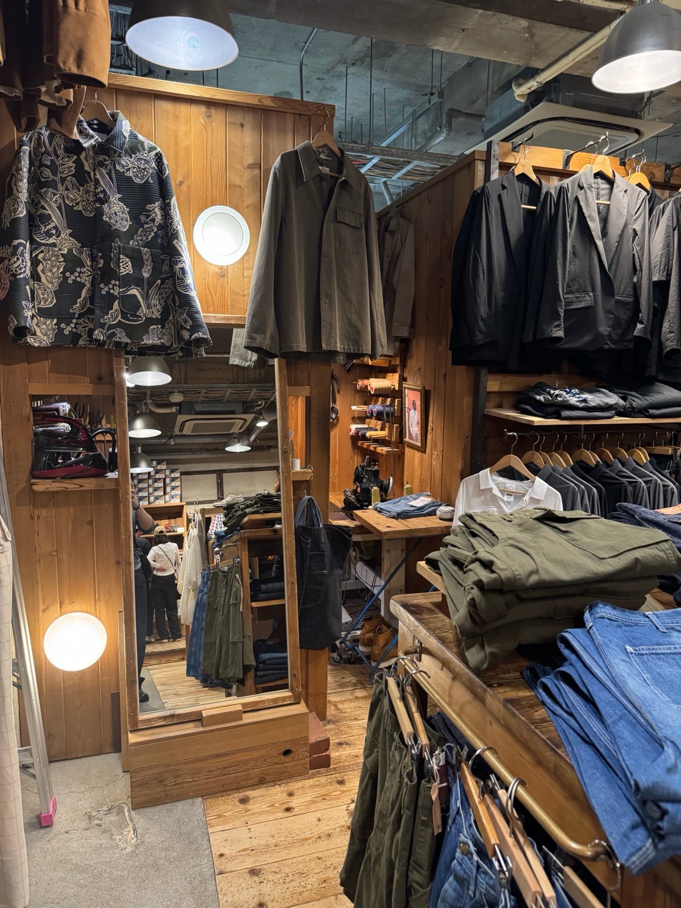 ORDINARY FITS Kyoto 안에 진열된 데님과 워크웨어