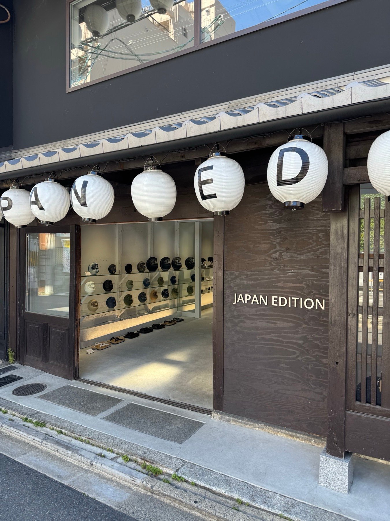 교토 JAPAN EDITION 매장 외관과 JAPAN MADE를 적은 등
