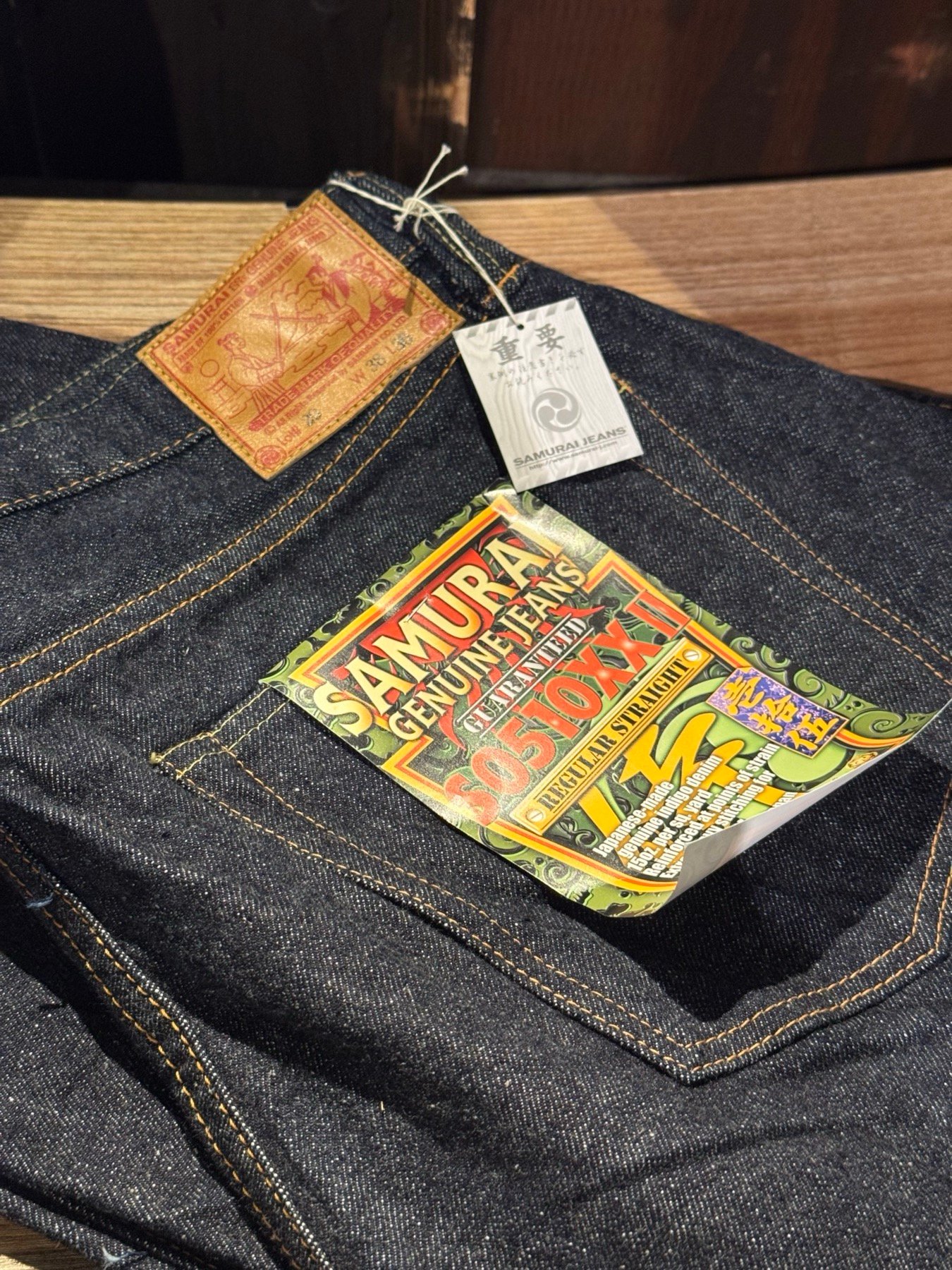 오사카 나카쓰 SAMURAI JEANS 매장에서 본 셀비지 데님 한 벌