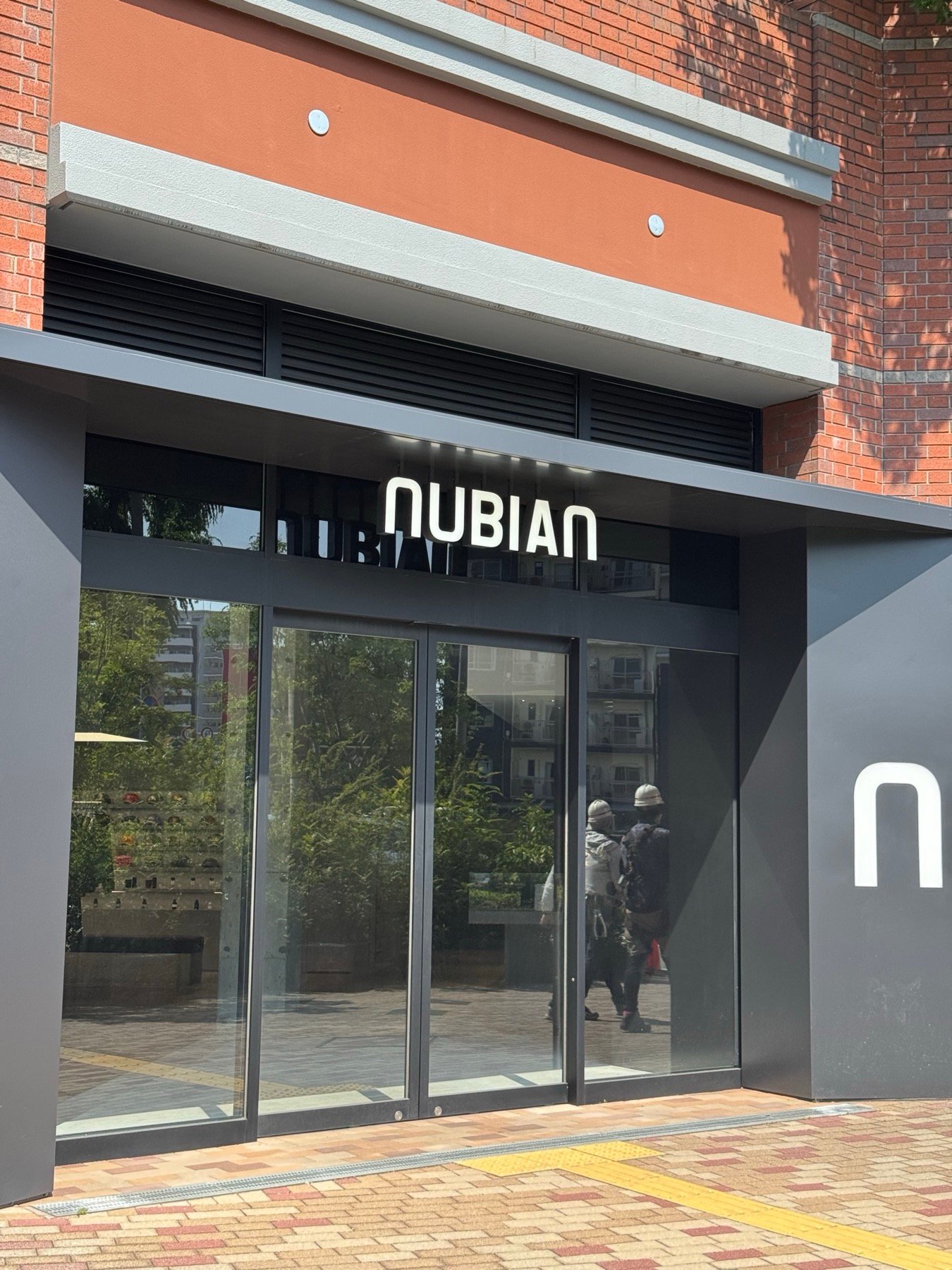 NUBIAN OSAKA의 콘크리트 외관과 입구