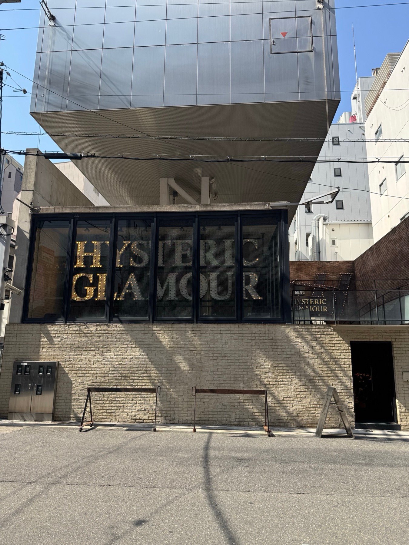 오사카 미나미호리에에 있는 HYSTERIC GLAMOUR 오사카 매장 외관