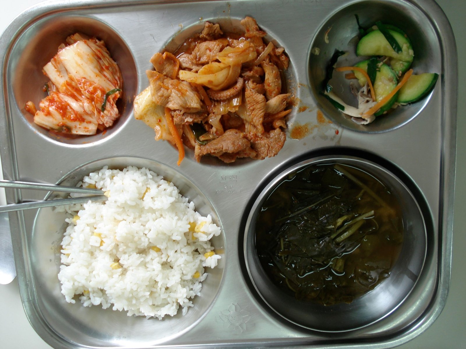 한국 학교 급식 식판의 예시