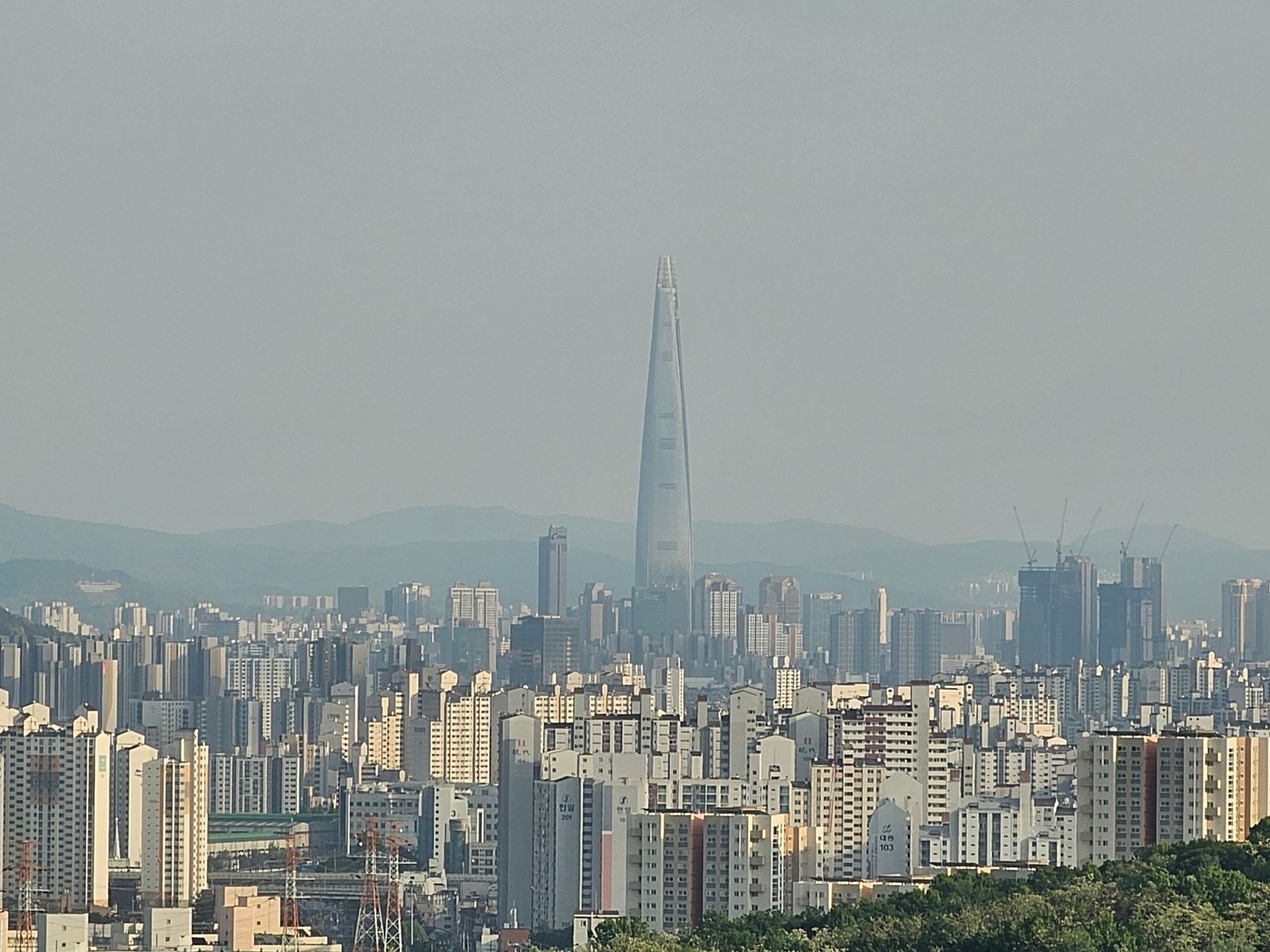 서울 송파구와 롯데월드타워 전경