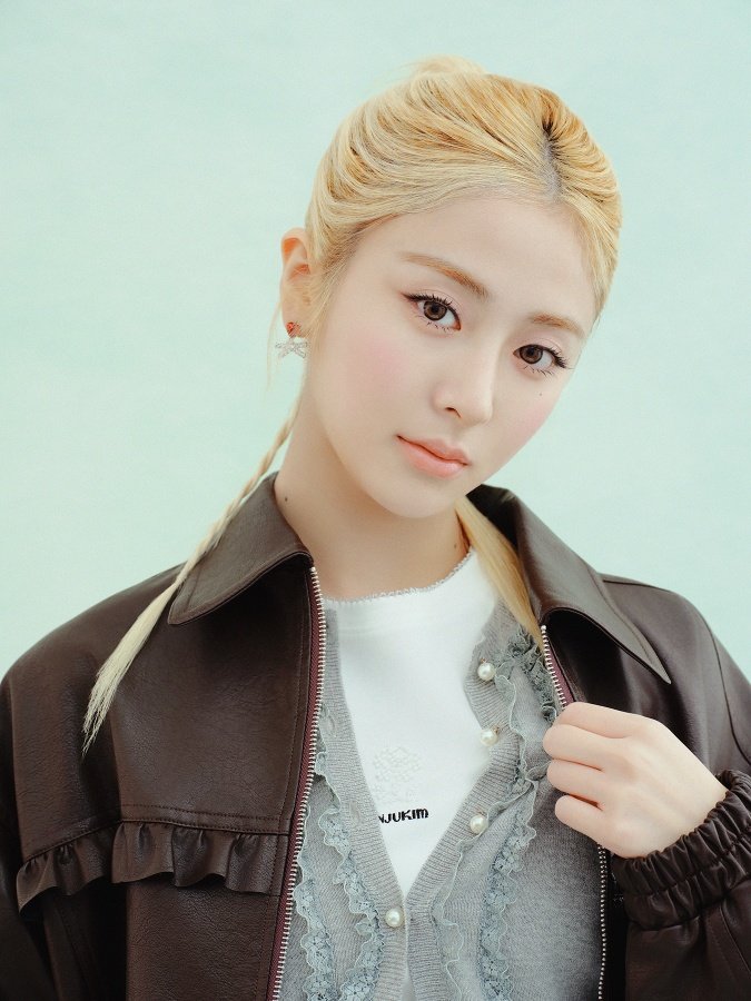 허윤진이 러플 카디건과 리본 블라우스를 착용한 화보