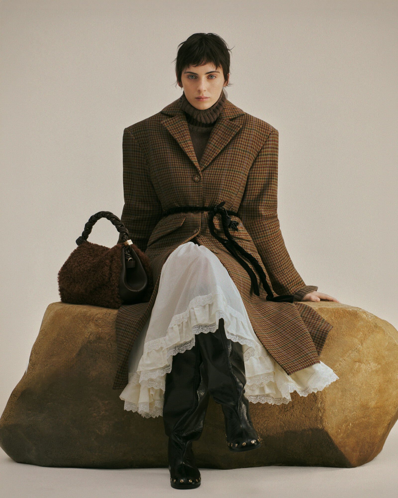GANNI 2026 FW 체크 코트와 화이트 레이스 룩
