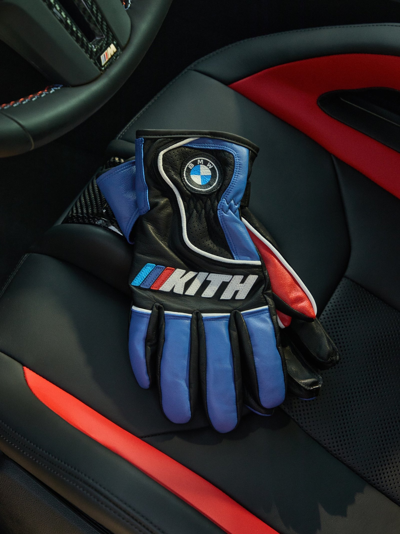 BMW M 컬러와 Kith 로고가 들어간 드라이빙 글러브