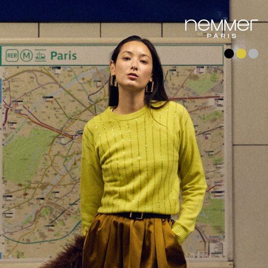 모델이 착용한 네메르 26FW 캐시미어울 스트라이프 시퀸 니트