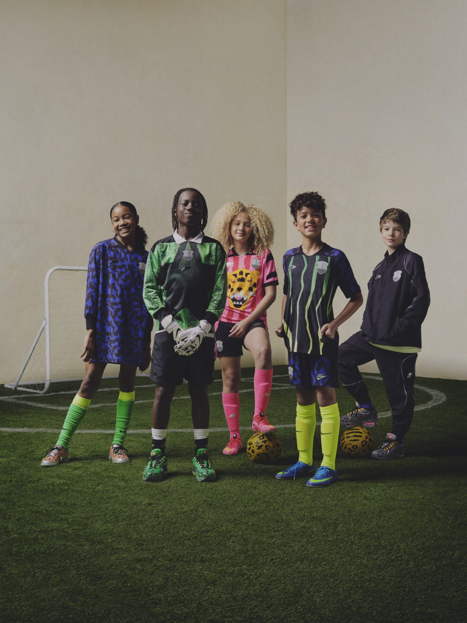 Nike Football x LEGO 키즈 컬렉션을 착용한 어린이 모델