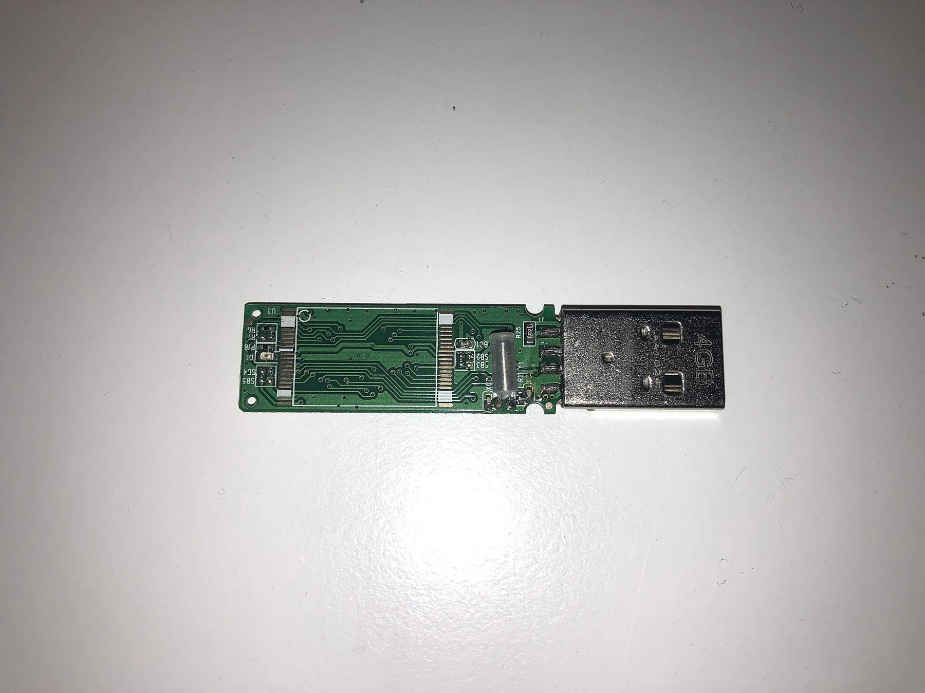 분해해 내부가 보이는 USB 메모리