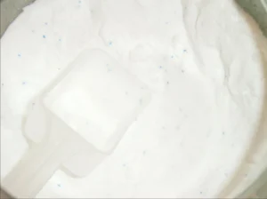 검은 옷에 하얀 가루가 남을 때: 세제·휴지·탈색 구분과 해결 순서