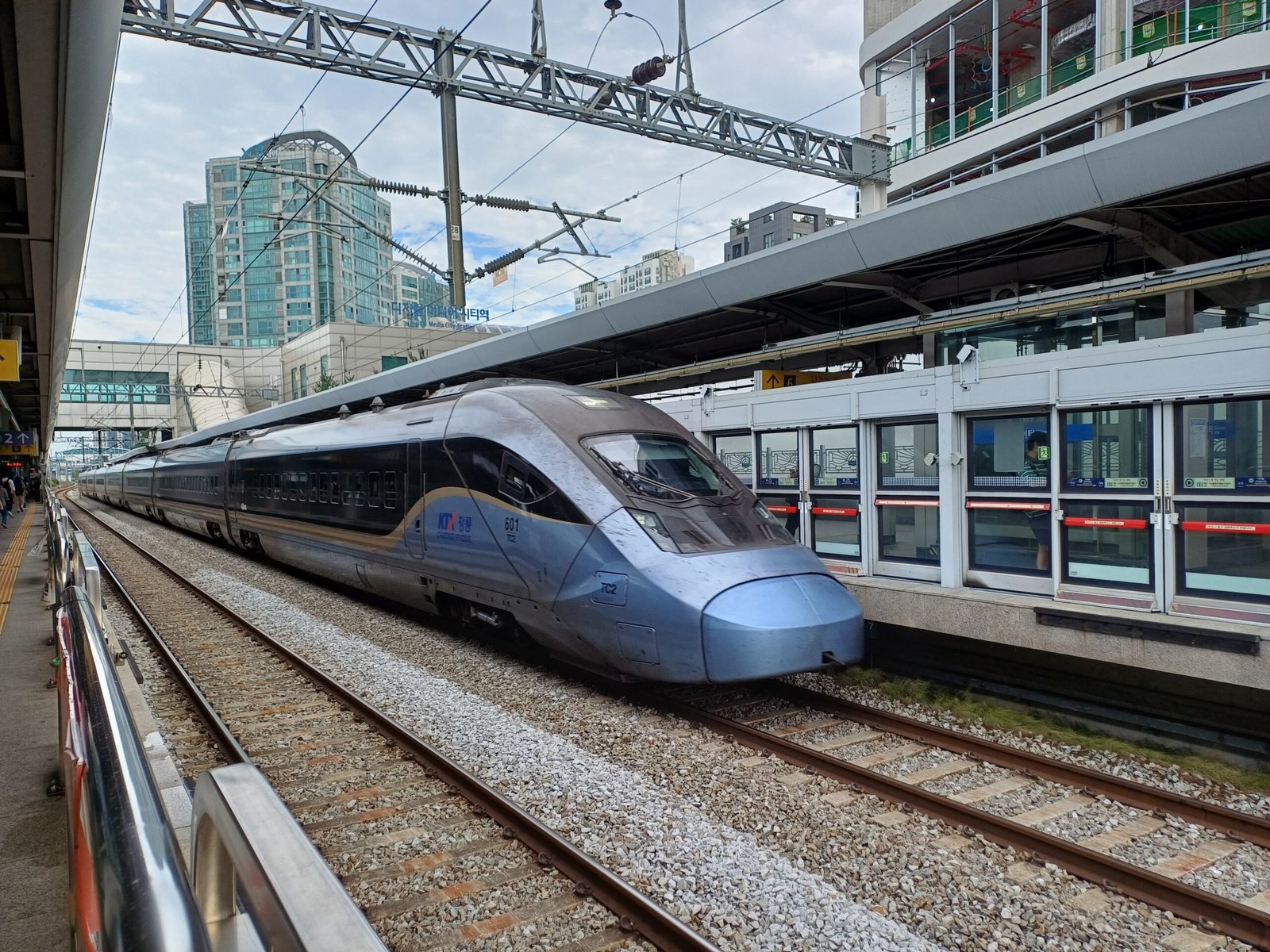 승강장에 정차한 KTX-청룡 열차