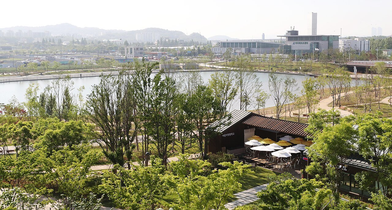 서울식물원 호수와 주변 야외 구역