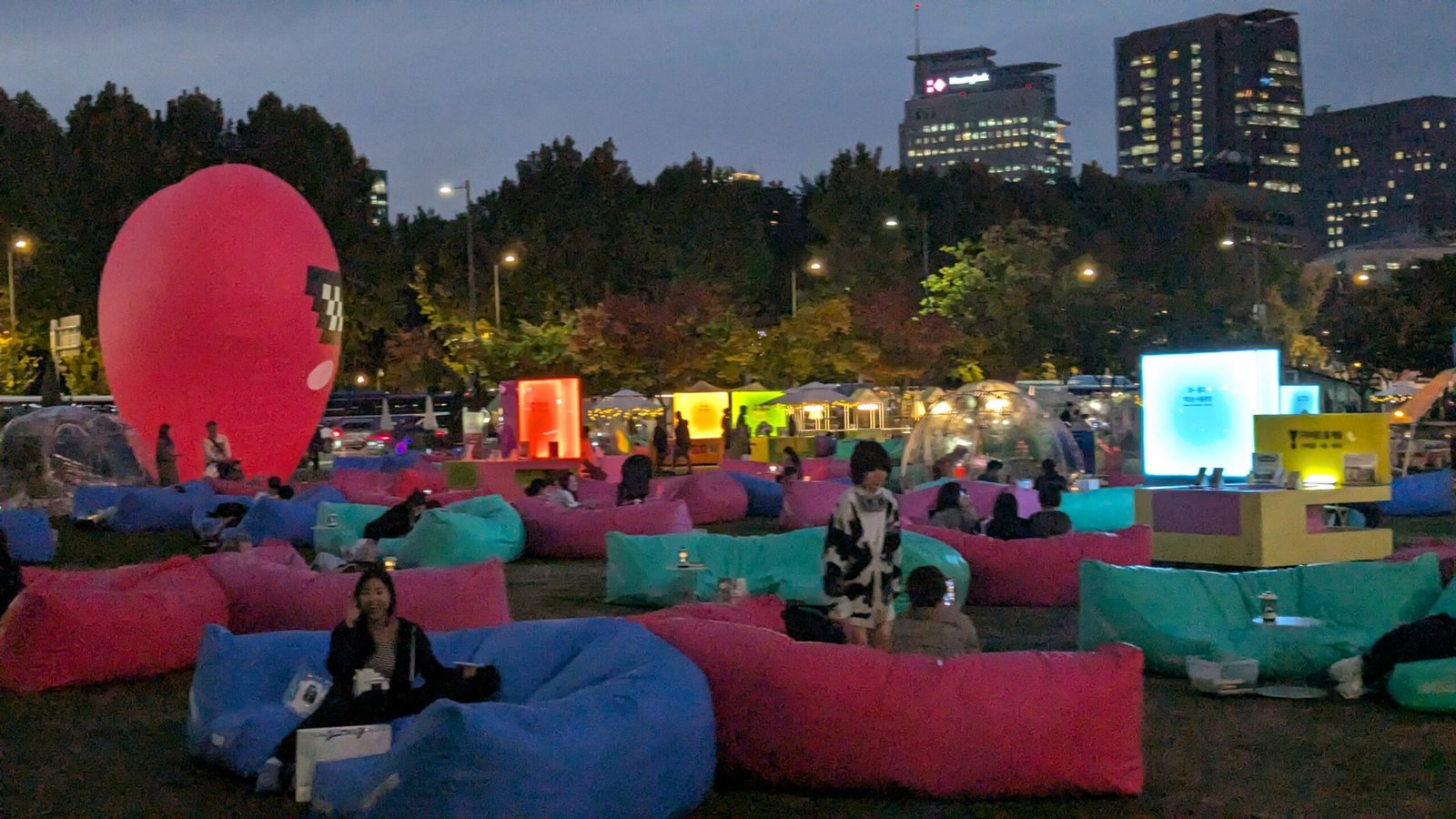 2024년 서울광장 야외 독서공간의 좌석과 방문객
